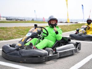 Tuzla’da ünlü radyocular karting ile stres attı