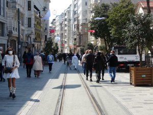 İstiklal Caddesi’ndeki kalabalık kısıtlama sonrası yine aynı
