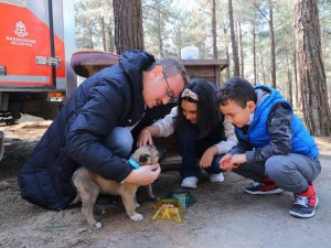 Başkan Kartoğlu, iki yavru sokak köpeğini sahiplendi