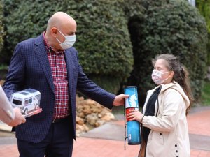 Keçiören Belediye Başkanı Altınok’tan çocuklara satranç takımı hediyesi