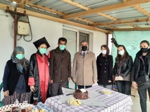 Okul birincisi için evinde kep töreni düzenlendi