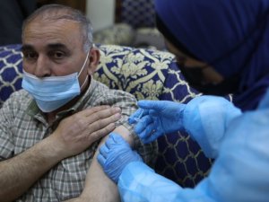 Filistin’de öğretmenlerin Covid-19 aşılanması başladı