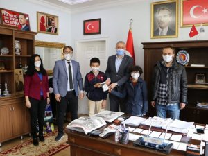 Otizmli öğrencilerden Başkan Biçer’e maske sürprizi