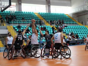 Engelli basketçiler sahaya indi