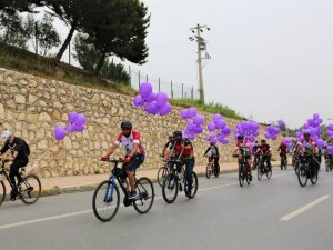 Pedalları kanser hastaları için çevirdiler, gökyüzüne mor balonlar uçurdular