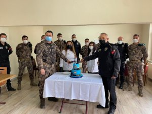 Afyonkarahisar’da polislere pasta sürprizi
