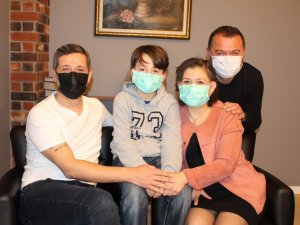 Meme kanserini yenen kadın sözleriyle ağlattı: "Eşim saçlarımı kazıdı, ben ağladım"