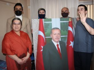 Cumhurbaşkanı Erdoğan hayranı otizmli gence Erdoğan portresi hediye edildi