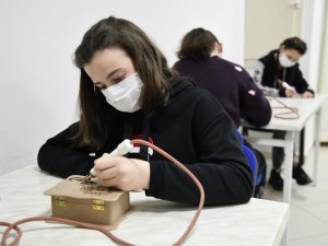 Gençler ahşaba şekil veriyor