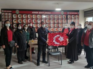 Kağıt kayıklardan ’Türk Bayrağı’ yapıp gazi derneğine hediye ettiler