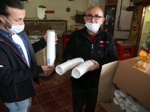Eyüpsultan Belediyesi kıraathanelere karton bardak dağıtıyor