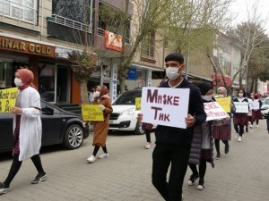 Öğrenciler Covid-19’a dikkat çekmek için yürüdü