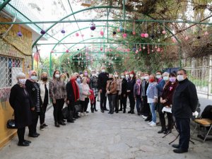 Ağaçlara ponpon asarak kanserde erken teşhise dikkat çektiler