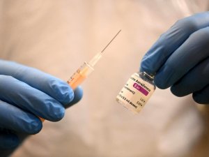 İngiltere’de, 30 yaşın altındaki kişilere AstraZeneca aşısının yapılmaması önerildi