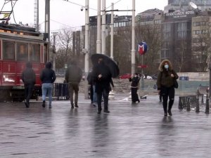 Taksim’de rüzgar ve yağmur vatandaşlara zor anlar yaşattı