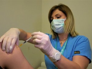 Vatandaşları virüsten korumak için yarım saatte 90 kişiyi aşılıyorlar