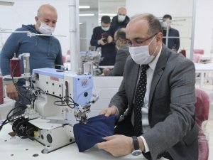 Üretime başlayacak tekstil atölyesindeki ilk ürünü Başkan Çöl dikti