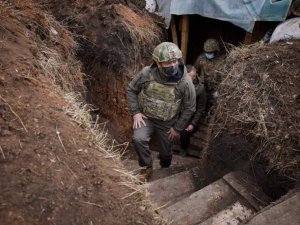 Zelenskiy, gerilimin hakim olduğu Donbass’ta askerlerle bir araya geldi