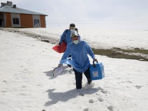 Sağlıkçıların nisan ayında karlı yollarda ‘aşı’ mesaisi