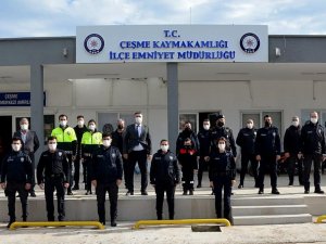 Polis Haftası’nda, Çeşme esnafına ve vatandaşlara çiçek