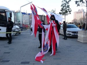 Taksim Meydanı Polis Haftası’nın 176. kuruluş yıldönümü için ay-yıldız ile süslendi