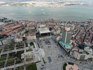 Atatürk Kültür Merkezi’ndeki dış cephesi son halini alıyor
