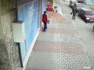 Bahçelievler’de gündüz vakti hırsızlık kamerada