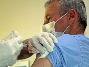 Covid-19 ilk doz aşıyı olduktan sonra virüse yakalananlara sil baştan aşı uygulaması