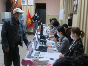 Kırgızistan’da halk Anayasa değişikliği referandumu için sandık başında