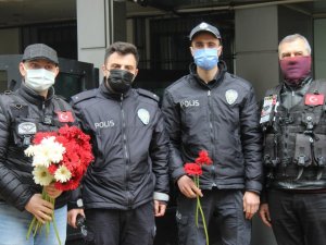 Motosikletçilerden polislere karanfil