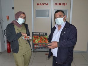 Ürettiği çileklerin ilk mahsulünü sağlıkçılara ikram etti