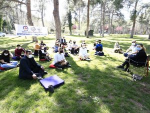 Gençler, akademisyenler ile bir araya geliyor