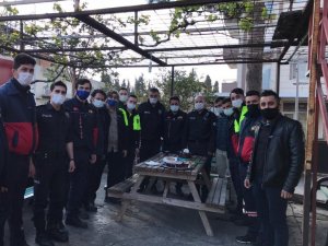 İhbar İçin gelen polise pasta ve çiçekli karşılama