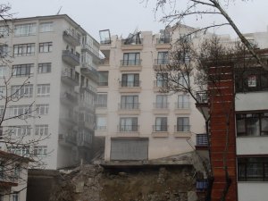 Açelya Apartmanı’nda yıkım sırasında çatlaklar oluştu