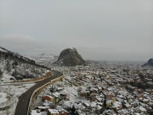 Afyonkarahisar güne karla uyandı