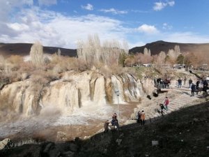 Muradiye Şelalesi baharla birlikte coştu