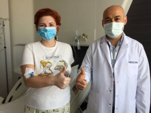 Beyin anevrizması geçiren Dilay Gönen, kıl payı hayata tutundu, giydiği tişörtle mesaj verdi