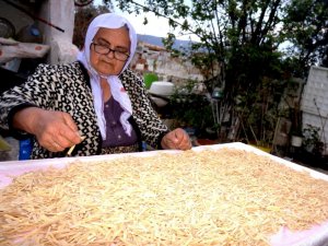 Sarıgöl’de ev yapımı erişte yapımına başlandı