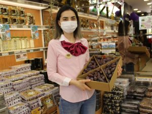 Kuruyemişçilerde hurma yoğunluğu