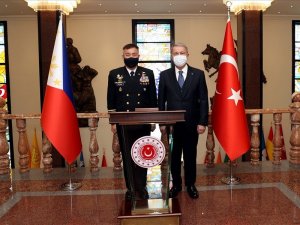 Bakan Akar, Filipinler Deniz Kuvvetleri Komutanı’nı kabul etti