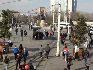 Taksim ve İstiklal Caddesi’nde insan seli