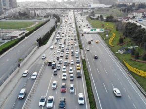 İstanbul’da ilk sahur öncesi yaşanan trafik yoğunluğu havadan görüntülendi