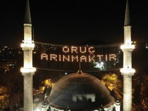 İstanbul’da camiler Ramazan ayının başlangıcı ile birlikte mahyalarla süslendi