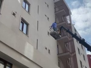 Ataşehir’de korona virüs tedavisi gören babaya oğlundan ‘vinç’ sürprizi