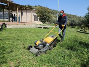 Gaziemir’in parklarında bahar hazırlığı