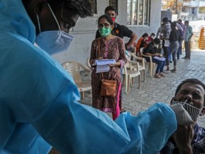 Hindistan’da salgında yeni rekor: son 24 saatte 161 bin 736 vaka