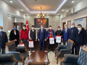 Aslanapa’da öğrencilere 35 adet tablet dağıtıldı