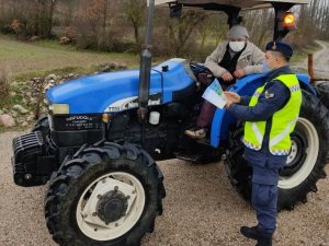 Çiftçilere güvenli traktör kullanım el kitabı dağıtıldı