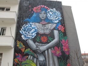 Ankara’da bir apartmanın cephesinin tamamına duvar resmi yapıldı: "Çiçekli Kız"