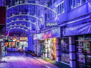 İş yerlerinin bulunduğu sokakta görkemli ışıklandırma